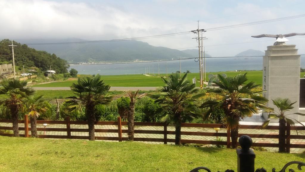 American Village Pension Manoa Namhae Rum bild